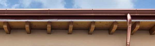 Dachrinne an einem Holzdachüberstand