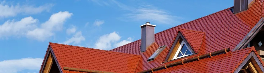 Rot gedecktes Steildach mit Gauben