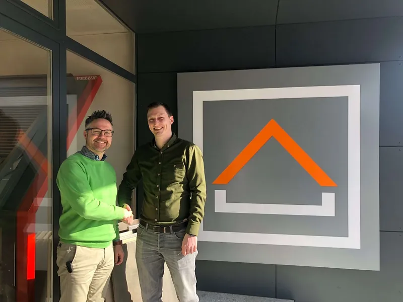 Tobias Pötz und Martin Gawlik vor dem Firmenlogo